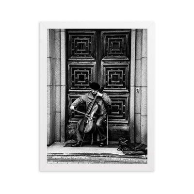 Poster mit Rahmen - A Cellist on the Street Kuratoren von artlia Weiß / 30×40 cm artlia