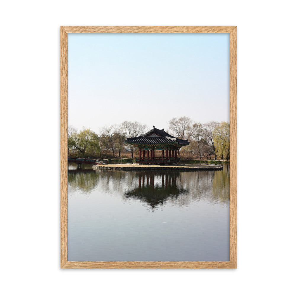 Poster mit Rahmen - Pavillon mitten im Wasser Kuratoren von artlia Oak / 50×70 cm artlia