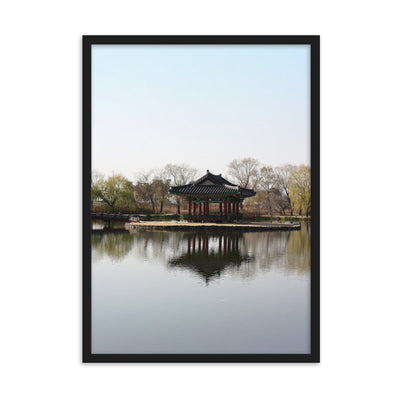 Poster mit Rahmen - Pavillon mitten im Wasser Kuratoren von artlia Schwarz / 50×70 cm artlia