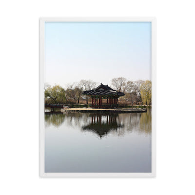 Poster mit Rahmen - Pavillon mitten im Wasser Kuratoren von artlia Weiß / 50×70 cm artlia