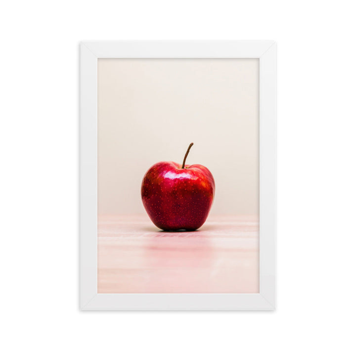 Red Apple - Poster im Rahmen Kuratoren von artlia Weiß / 21×30 cm artlia