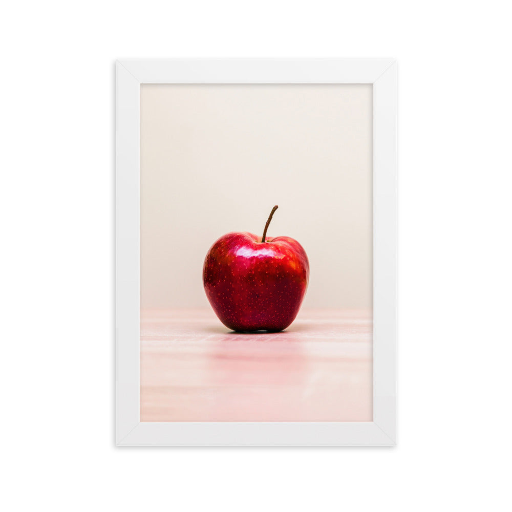 Red Apple - Poster im Rahmen Kuratoren von artlia Weiß / 21×30 cm artlia