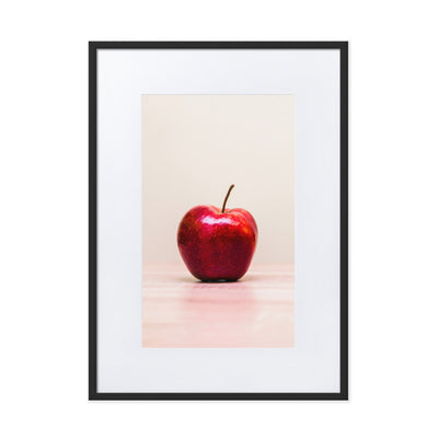 Red Apple - Poster im Rahmen mit Passepartout Kuratoren von artlia Schwarz / 50×70 cm artlia