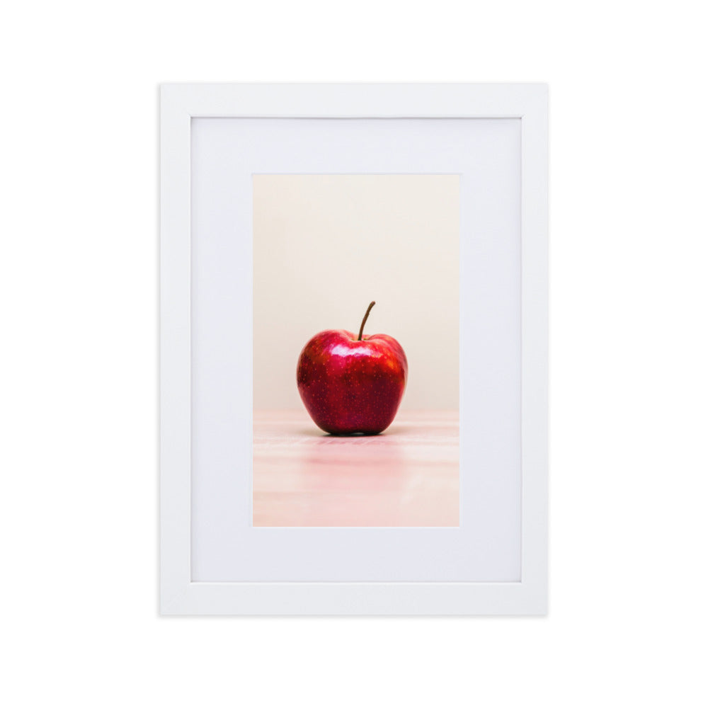 Red Apple - Poster im Rahmen mit Passepartout Kuratoren von artlia Weiß / 21×30 cm artlia