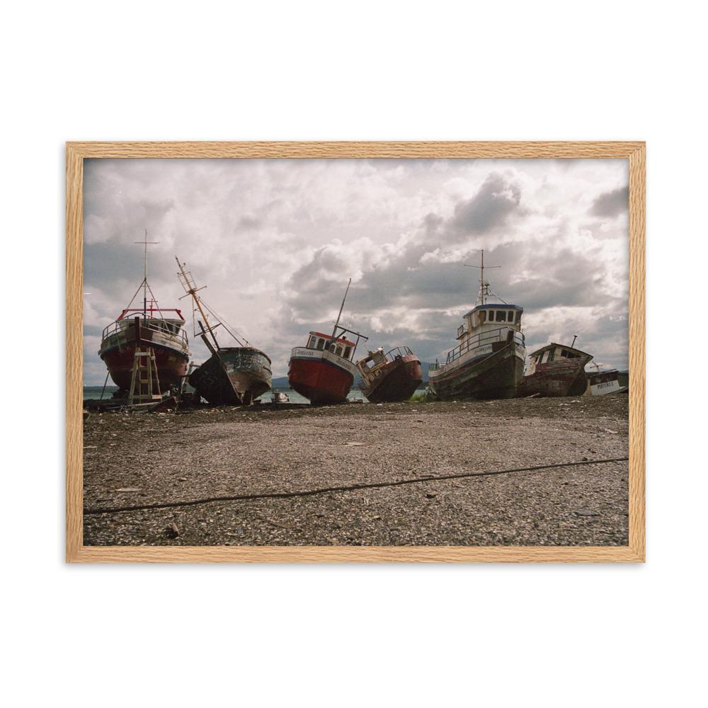 ruhende Schiffe - Poster im Rahmen artlia Oak / 50×70 cm artlia