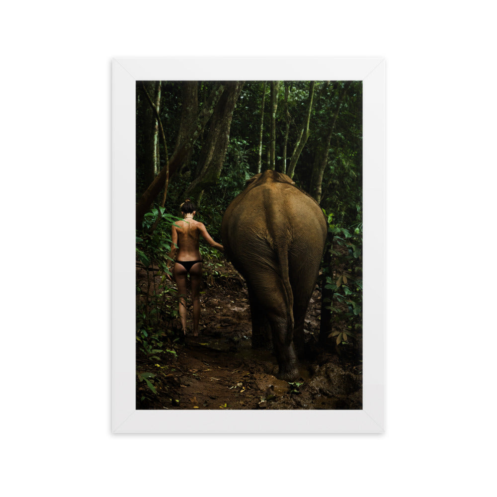 Walking into the Jungle - Poster im Rahmen Kuratoren von artlia Weiß / 21×30 cm artlia