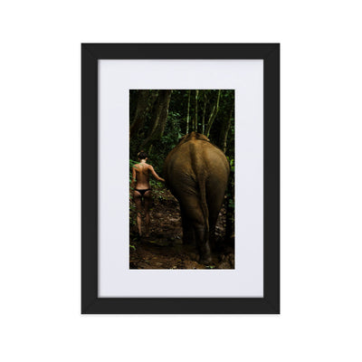 Walking into the Jungle - Poster im Rahmen mit Passepartout Kuratoren von artlia Schwarz / 21×30 cm artlia