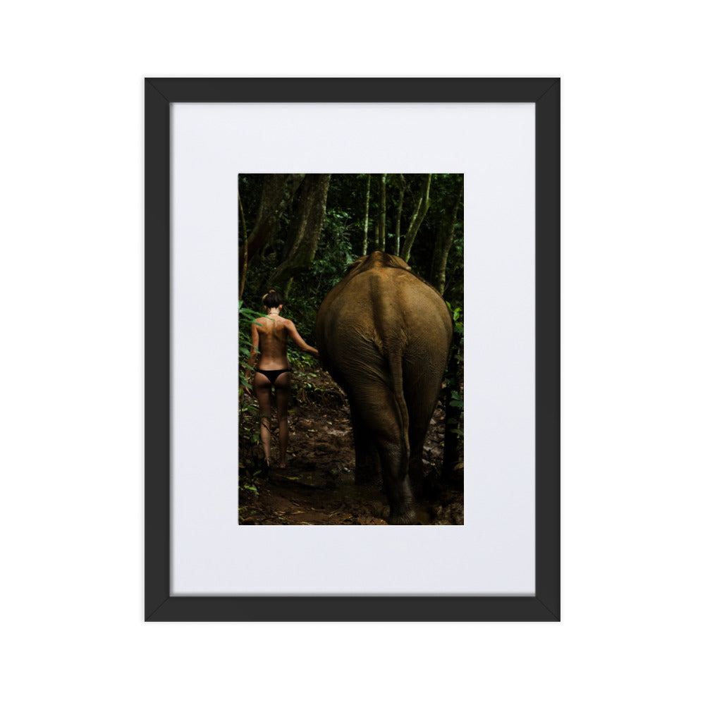 Walking into the Jungle - Poster im Rahmen mit Passepartout Kuratoren von artlia Schwarz / 30×40 cm artlia