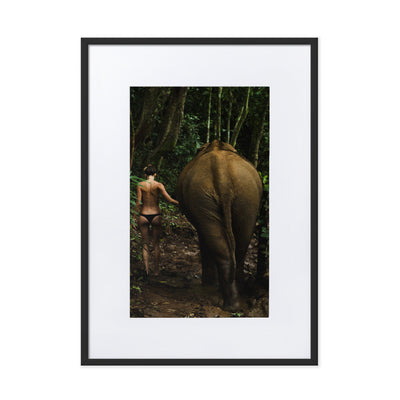 Walking into the Jungle - Poster im Rahmen mit Passepartout Kuratoren von artlia Schwarz / 50×70 cm artlia