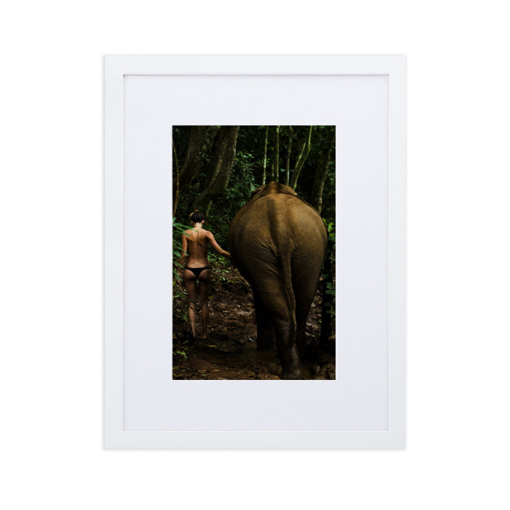 Walking into the Jungle - Poster im Rahmen mit Passepartout Kuratoren von artlia Weiß / 30×40 cm artlia