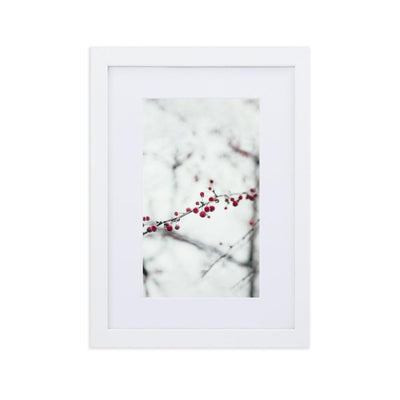 Winterbeeren Winterberries - Poster im Rahmen mit Passepartout artlia Weiß / 21×30 cm artlia