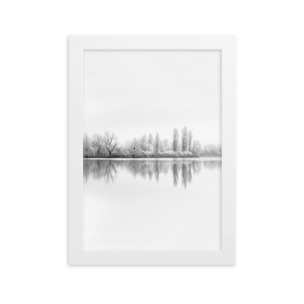 Winterlicher See Winter Lake - Poster im Rahmen artlia Weiß / 21×30 cm artlia