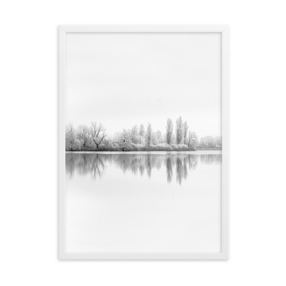 Winterlicher See Winter Lake - Poster im Rahmen artlia Weiß / 50×70 cm artlia
