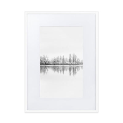 Winterlicher See Winter Lake - Poster im Rahmen mit Passepartout artlia Weiß / 50×70 cm artlia